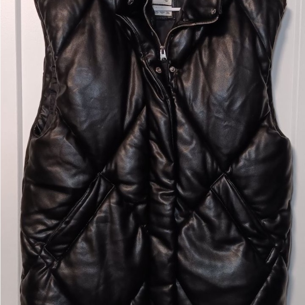 Abercrombie & Fitch Women's Black Quilted Puffer Vest with pockets. Small.
